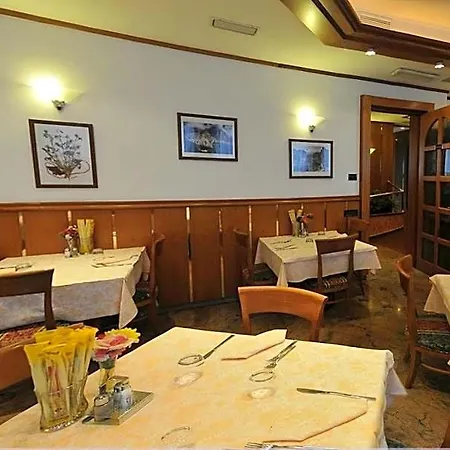 Hotel Vela 3*